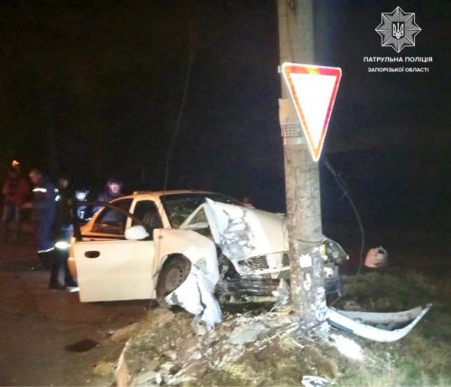 На Кичкасе в Запорожье автомобиль с пьяным водителем снес бетонный столб