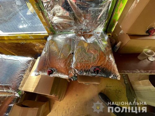 В одном из киосков Запорожья правоохранители изъяли более 200 литров фальсифицированного алкоголя