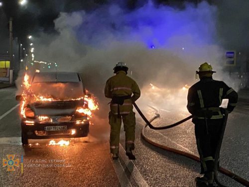 В Мелитополе на ходу загорелся автомобиль Nissan