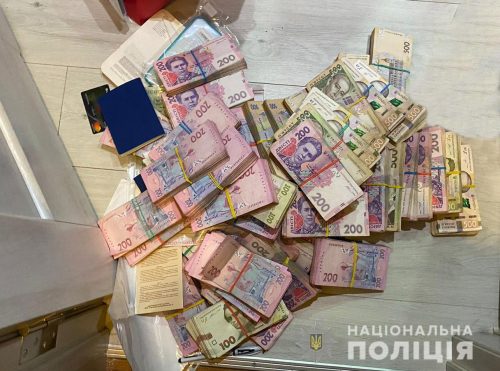 В Мелитополе двое молодых людей обобрали доверчивых пользователей соцсетей почти на 2 миллиона гривен найдено при обыске