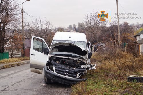В Запорожье, в Зеленом Яру, не смогли разъехаться две иномарки - пострадал водитель одной из них