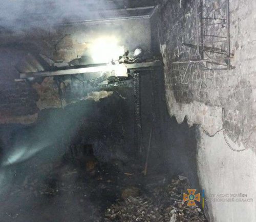 Более трех часов бойцы ГСЧС тушили масштабный пожар в Днепрорудном: сгорели два автомобиля и гараж
