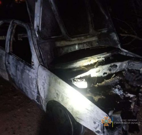 Более трех часов бойцы ГСЧС тушили масштабный пожар в Днепрорудном: сгорели два автомобиля и гараж