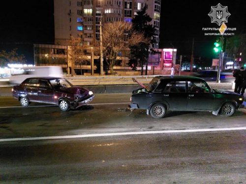 На центральном проспекте Запорожья не поделили дорогу ВАЗ и ЗАЗ