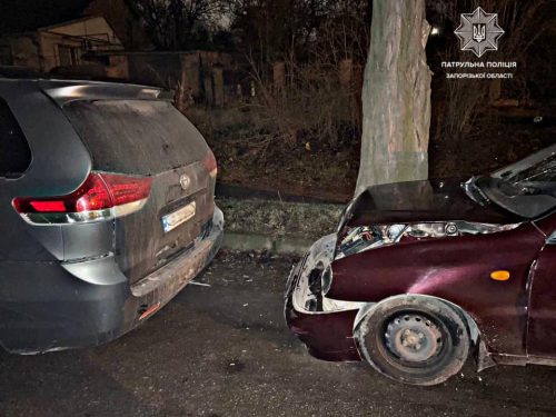 В Запорожье автомобиль с пьяным водителем налетел на припаркованную машину