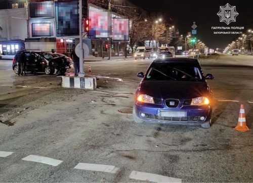 В центре Запорожья столкнулись два авто - нарушение проезда регулируемого перекрестка