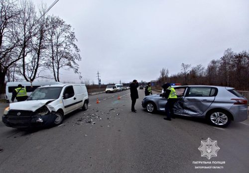 На Ореховском шоссе в Запорожье автогражданка протаранила автомобиль Fiat