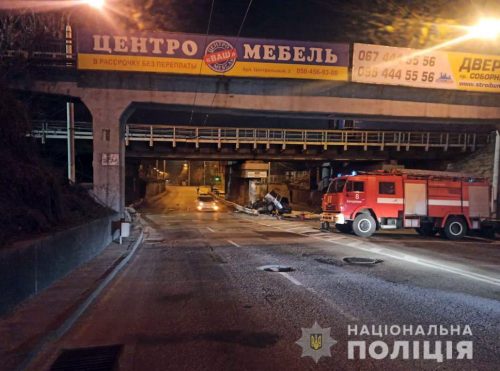 За рулем автомобиля, протаранившего бетонную опору моста в Запорожье, был полицейский