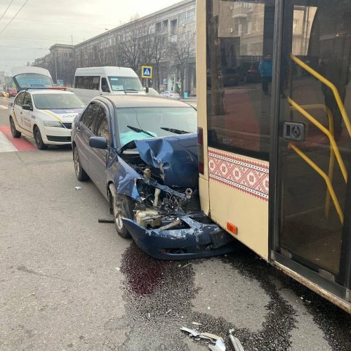 В Запорожье автомобиль врезался в троллейбус