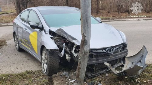 На окраине Запорожья в стельку пьяный таксист протаранил бетонный столб на своем авто