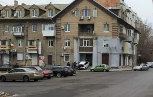 В Запорожье автогражданка пыталась въехать в подъезд жилого дома