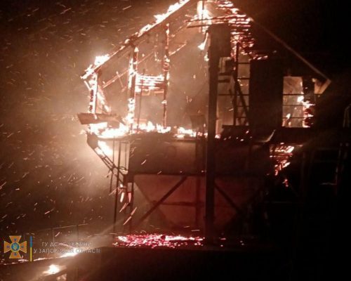 В Новотаврическом, под Запорожьем, сгорел деревянный дом