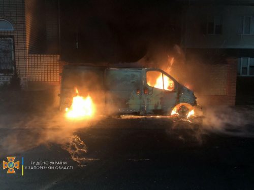 В Мелитополе горел микроавтобус Renault Trafik