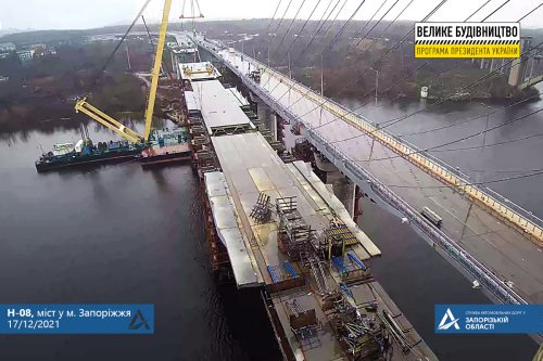 В Запорожье закончен монтаж всех секций вантовых мостов через Днепр с помощью плавкрана