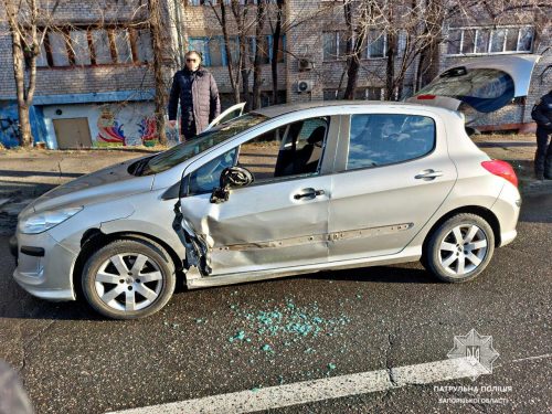 Запорожская полиция разыскивает водителя светлого автомобиля Volkswagen Touareg, сбежавшего с места ДТП
