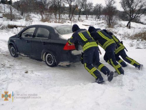 В Запорожской области спасатели продолжают извлекать автомобили из сугробов