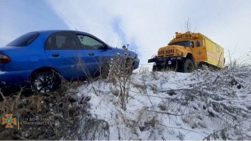 В Запорожской области спасатели продолжают извлекать автомобили из сугробов