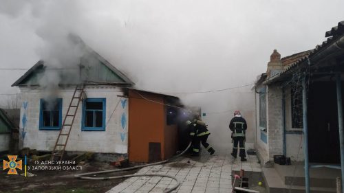 Более двух часов в Гуляйполе пожарные тушили горящий дом