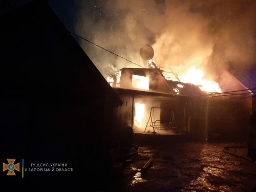 Два часа тушили пожар в Пологах - один погибший