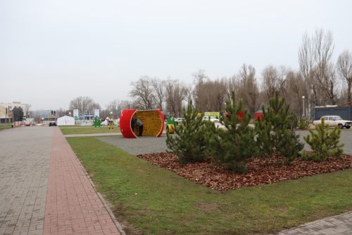 Запорожье: в Вознесеновском парке, у каскада фонтанов Радуга, заливают каток и разворачивают новогодний городок