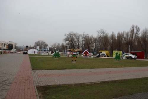 Запорожье: в Вознесеновском парке, у каскада фонтанов Радуга, заливают каток и разворачивают новогодний городок