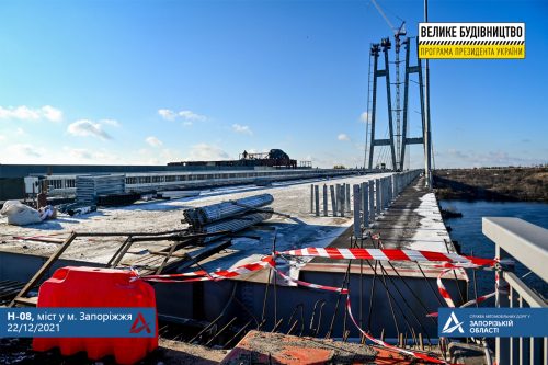 Мостостроители вышли на завершающий этап строительства верховой части вантового моста в Запорожье