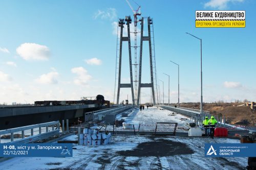 Мостостроители вышли на завершающий этап строительства верховой части вантового моста в Запорожье