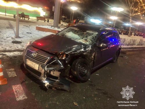 В центре Запорожья пьяный водитель не смог без аварии проскочить на запрещающий сигнал светофора