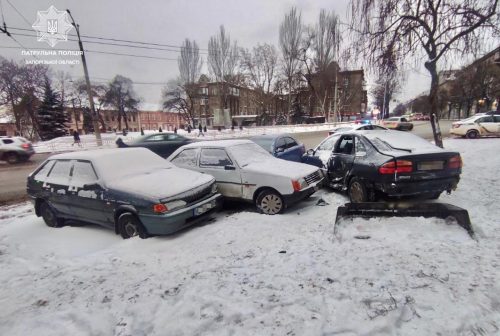 В Запорожье Lanos врезался в припаркованные автомобили