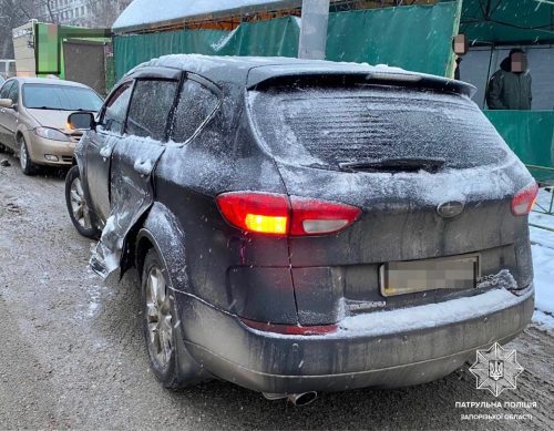 В Шевченковском районе Запорожья автоледи разбила чужую иномарку, выезжая со двора