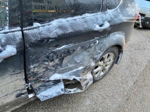 В Шевченковском районе Запорожья автоледи разбила чужую иномарку, выезжая со двора