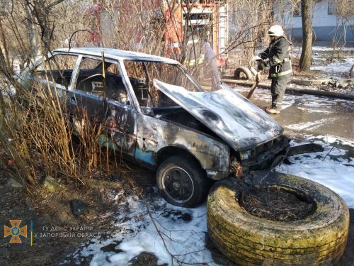 В Запорожье сожгли автомобиль, который хозяин оставил в зеленой зоне двора многоэтажки
