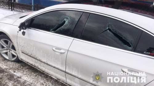 На окраине Запорожья хулиганы с битами разгромили торговый киоск и повредили автомобиль хозяина