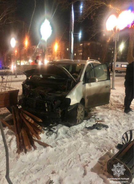 В центре Запорожья пьяный водитель не смог без аварии проскочить на запрещающий сигнал светофора
