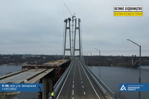Уложено временное дорожное покрытие на вантовом мосту в Запорожье