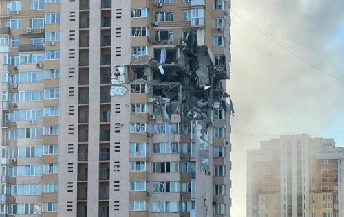 Разбитый российской ракетой дом в Киев
