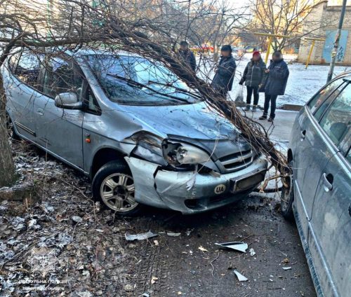 На Бабурке в Запорожье пьяный водитель, паркуясь во дворе многоэтажки, разгромил проход к подъезду