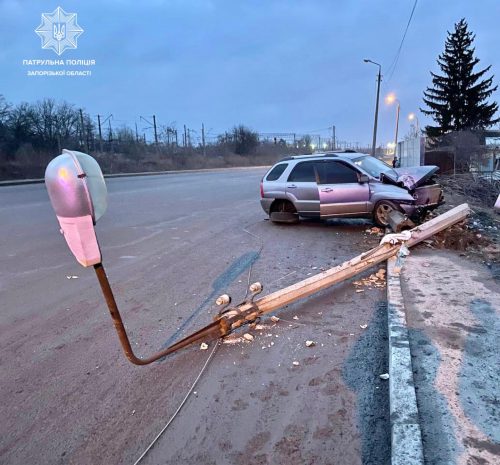 На Хортице в Запорожье автомобиль снес бетонный столб