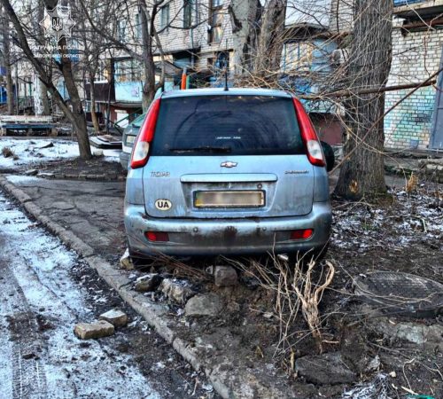 На Бабурке в Запорожье пьяный водитель, паркуясь во дворе многоэтажки, разгромил проход к подъезду
