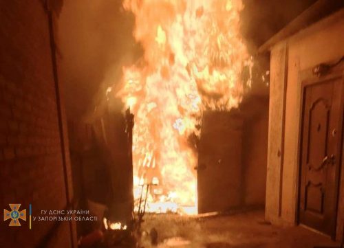 На частном секторе в Мелитополе сгорел ВАЗ вместе с гаражом