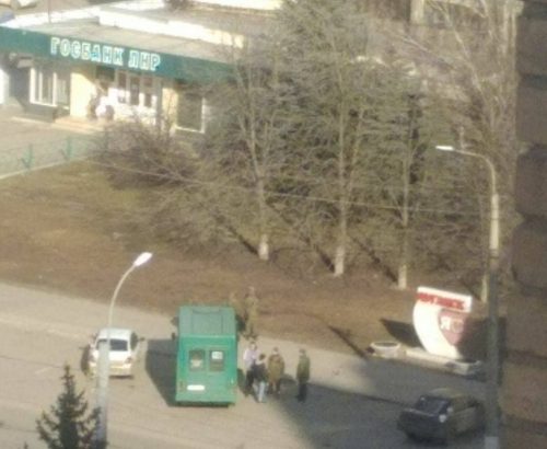 В Луганске военные проводят массовый отлов мужчин для отправки на фронт