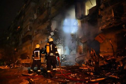 Киев бомбили - российский снаряд угодил в жилой дом