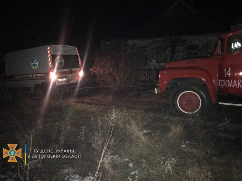 В Токмаке автомобиль скорой помощи не смог доехать по вызову, застряв в грязи