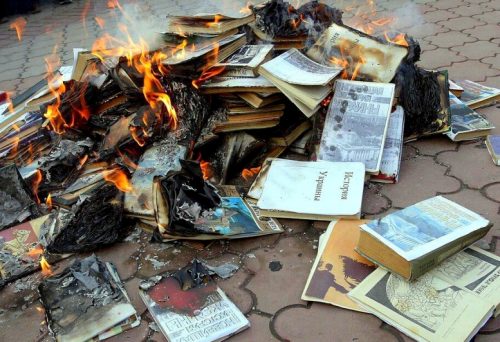 Российские оккупанты сжигают украинские учебники - это один из признаков геноцида