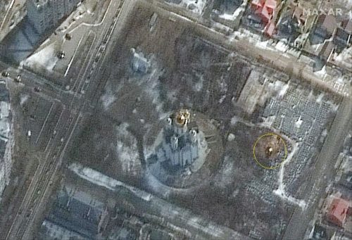 спутниковый снимок братской могилы, устроенной российскими захватчиками в Буче