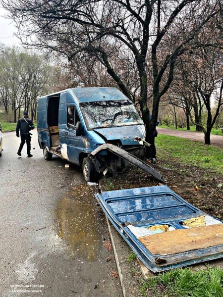 В Шевченковском районе Запорожья пьяный водитель микроавтобуса помял легковушку