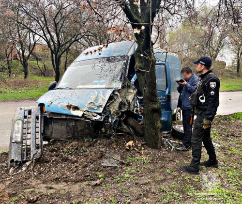 В Шевченковском районе Запорожья пьяный водитель микроавтобуса помял легковушку