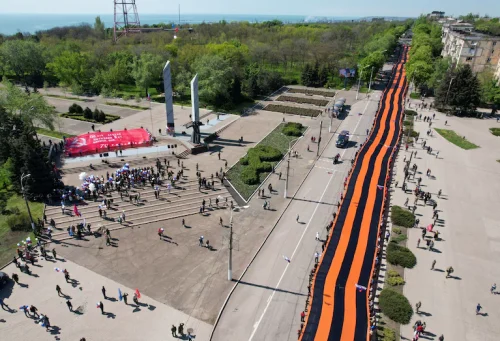 Трехсотметровая колорадская лента на проспекте Нахимова в Мариуполе