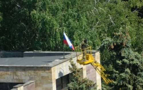Россия вывешивает флаг в Светлодарске