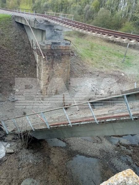Обрушившийся мост через реку Воробжа у Соснового Бора в Курской области